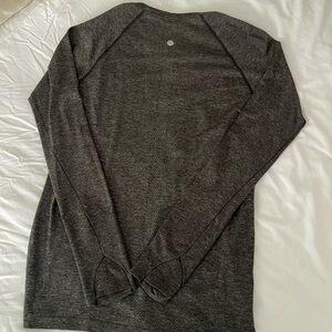 Lululemon Swiftly Tech Long-Sleeve Shirt 2.0
Hip Length dark gray